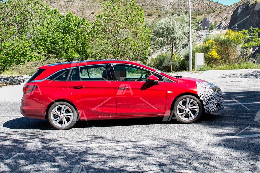 Primeras Fotos Del Renovado Opel Astra Sw Autocasi N