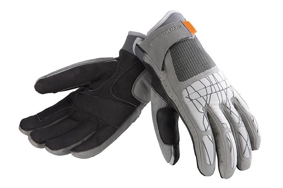 No está de más llevar siempre unos guantes en el coche en invierno.