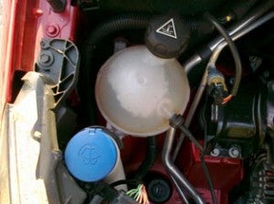 Agua y líquido refrigerante La falta de líquido refrigerante puede provocar que quemes el motor.