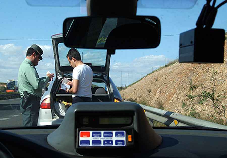 Guardia Civil multas No olvides adecuar la velocidad a la vía para evitar multas.