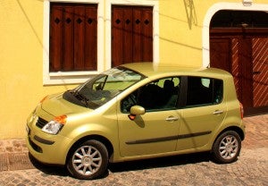 Evita dejar el coche al sol La electrónica de tu coche también sufrirá si lo dejas al sol.