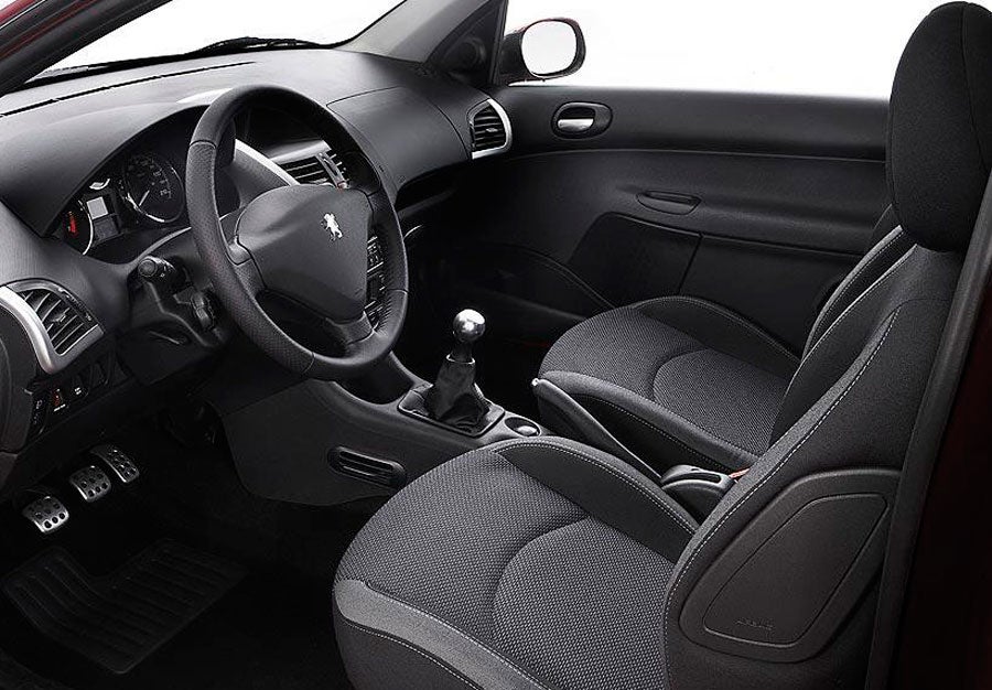 Hay que revisar el interior: debe estar cuidado, aunque tendrás que tener en cuenta el uso que se le ha dado al coche.