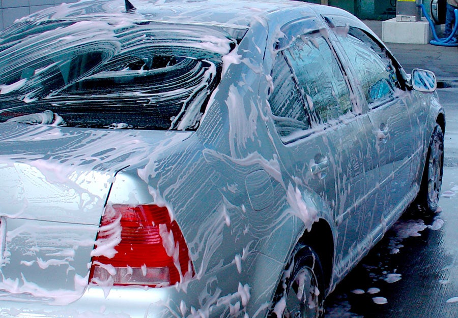 Lavado de coche Algunos talleres regalan un lavado al adquirir un cupón para revisar el coche.