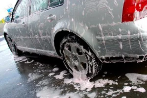 Cómo limpiar las lunas del auto en 4 sencillos pasos