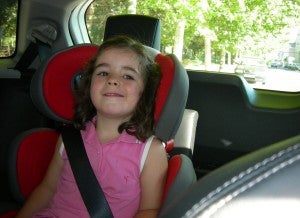 Toyota iQS sillita 2 Desde el puesto del conductor, nuestra pequeña protagonista no parecía muy convencida, aunque contaba con espacio suficiente.