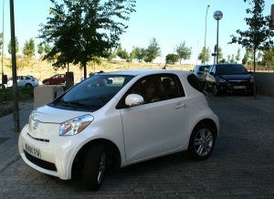 Toyota iQS desaparcando Gracias a su ángulo de giro, saqué el iQ del sitio en el que estaba aparcado, hice el cambio de sentido y evité la caja de registro de luz sin mover el volante, ni realizar maniobras: todo en un único movimiento.