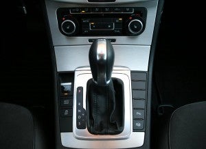 Volkswagen Passat TSI cambio DSG El área que rodea la palanca de cambios ha sido completamente rediseñada: ahora alberga los interruptores de varias funciones. Fotos: Raúl de San Antonio.