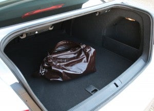 Volkswagen Passat TSI maletero Con 565 litros de capacidad, el espacio para el equipaje está asegurado. Los triángulos de emergencia, en la tapa del maletero para facilitar su acceso. Fotos: Raúl de San Antonio.