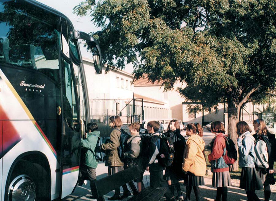 Conviene caminar siempre a una cierta distancia alrededor de todo el autobús; es importante subir y bajar de forma ordenada y no correr.
