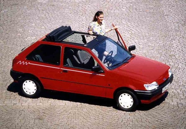ford fiesta 1993 mk3.jpg Versión de 1993 con techo practicable de generosas dimensiones.
