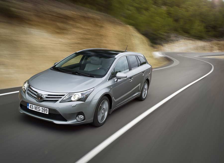 Avensis 2 900x656 La versión sedán y familiar del Avensis comparten opciones mecánicas.