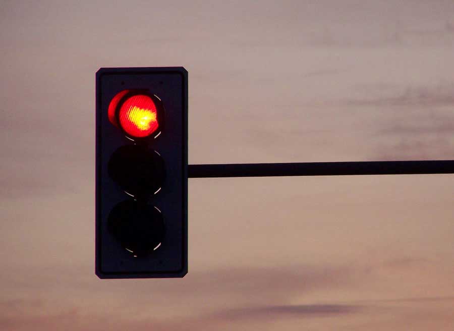 Consejos conduccion 1 900x656 Si ves un semáforo en rojo o en ámbar, frena con suficiente tiempo y de forma suave.