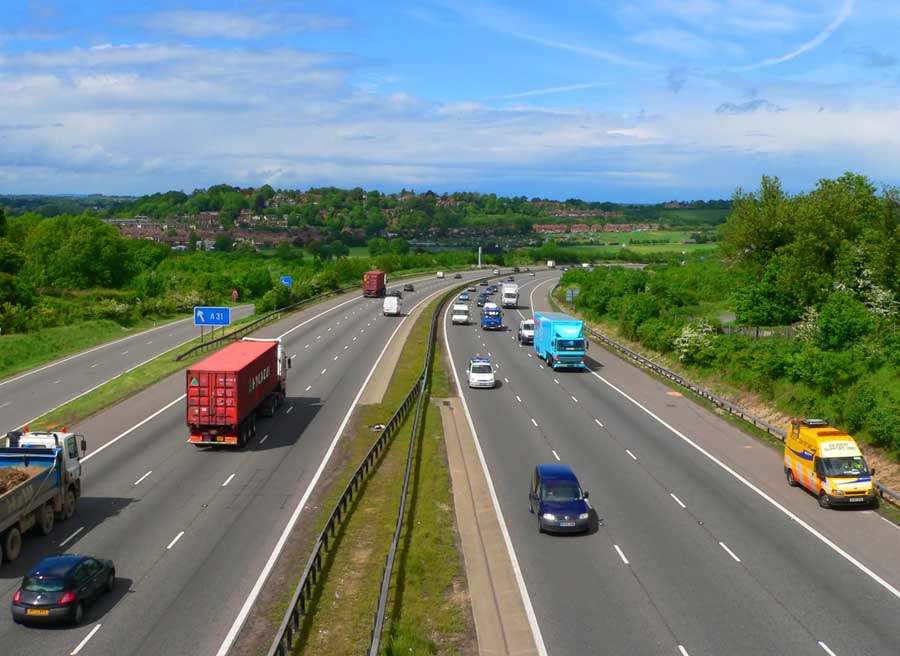 Consejos conduccion 3 900x656 Procura evitar maniobras bruscas en la carretera, y recuerda que los intermitentes son indispensables.