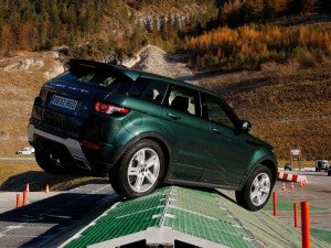 Land Rover Range Rover Evoque 6 Pasamos la plataforma especialmente construida para poner a prueba los vehículos: el trabajo de los diferenciales es impresionante.