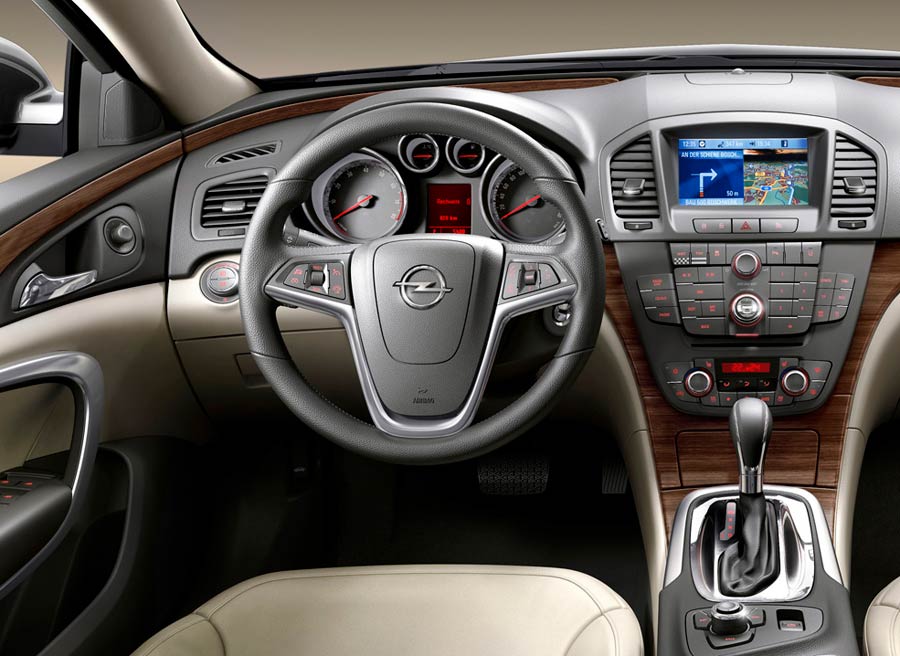 Opel Insignia 6 900x656 Interior del Opel Insignia, que desde ahora incorporará mejoras a nivel de equipamiento.