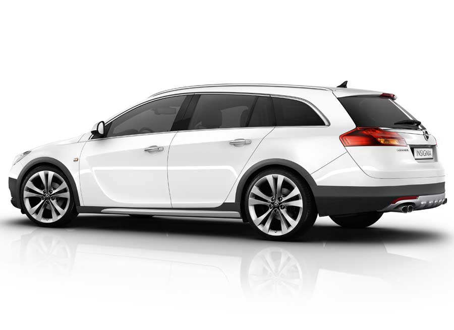Opel Insignia CrossFour 2 900x656 La imagen del Insignia Cross Four está retocada por Imrscher, lo que le da un toque más agresivo al conjunto.
