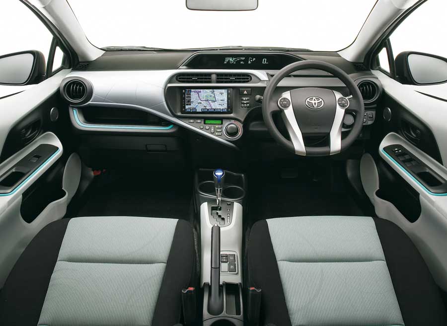 Toyota Aqua 2 900x656 Así es el interior del nuevo híbrido de Toyota, el Aqua.