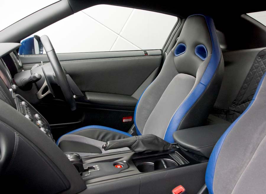 nissan 2 900x656 Recaro ha participado en el GT-R con unos asientos deportivos marca de la casa.