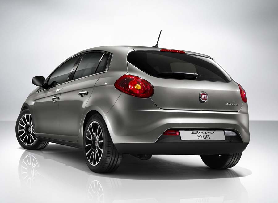 Fiat Bravo 2012 El Fiat Bravo 2012 cuenta con algunos cambios estéticos y tres opciones mecánicas, dos de ellas diésel.