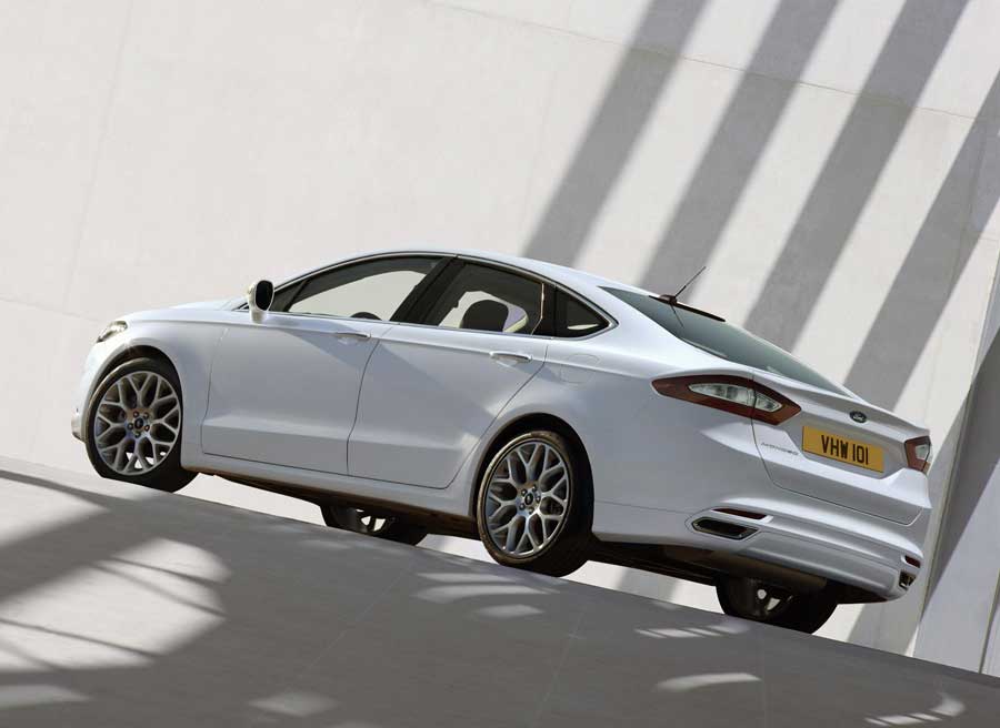 Ford Fusion 2 900x656 La imagen del nuevo modelo de Ford se renueva por completo.