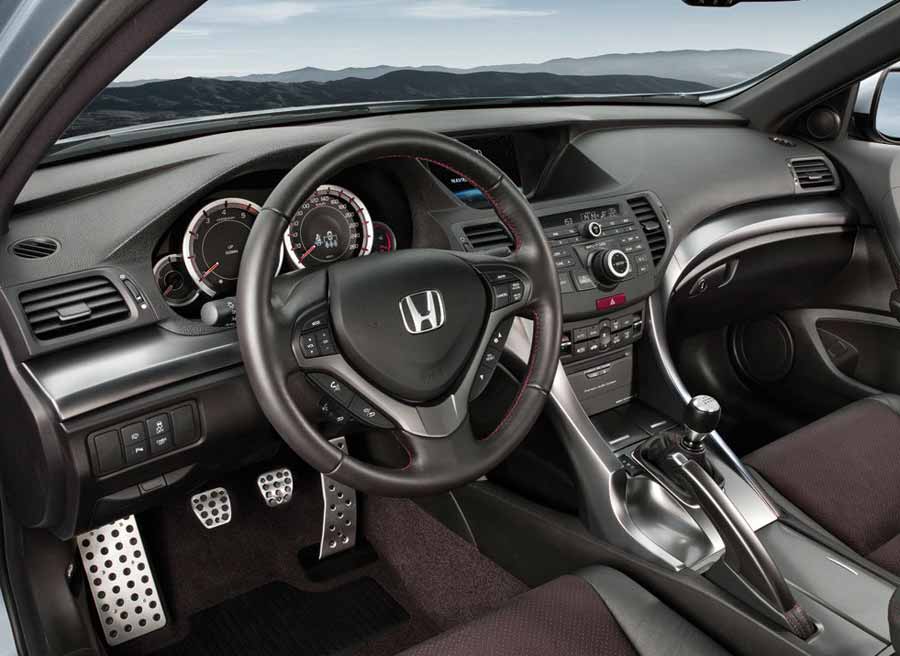 Honda Accord 4 900x656 Mejoras en los materiales y algunos cambios estéticos son las variaciones que presenta el interior del Honda Accord.