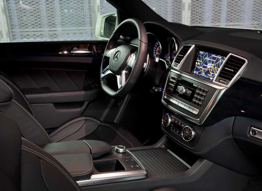 ML 9 900x656 Lujo y deportividad se mezclan a la perfección en el interior del Mercedes ML 63 AMG.