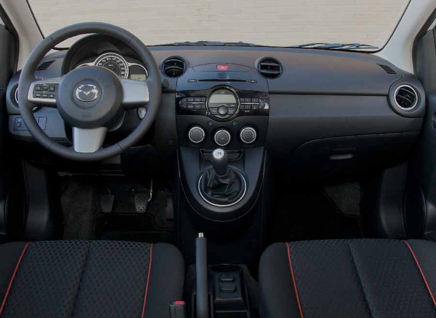 Mazda200009 900x656 Sobriedad es la palabra que mejor podría definir el interior del Mazda 2.