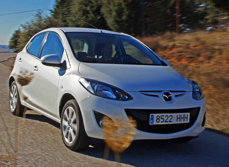 Mazda200041 900x656 Debido a la concepción de sus suspensiones, el Mazda 2 sufre un poco cuando ha de afrontar carreteras reviradas.