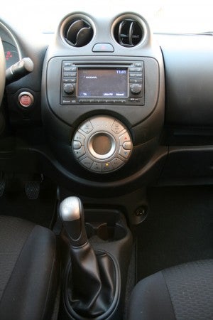 Nissan Micra Kompressor interior 4 Los botones se agrupan de forma lógica en la consola central. Su manejo es intuitivo y sencillo. Fotos: Raúl de San Antonio.