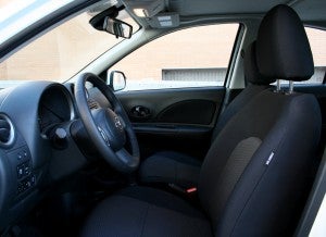 Nissan Micra Kompressor interior Es sencillo encontrar la postura adecuada al volante. Fotos: Raúl de San Antonio.
