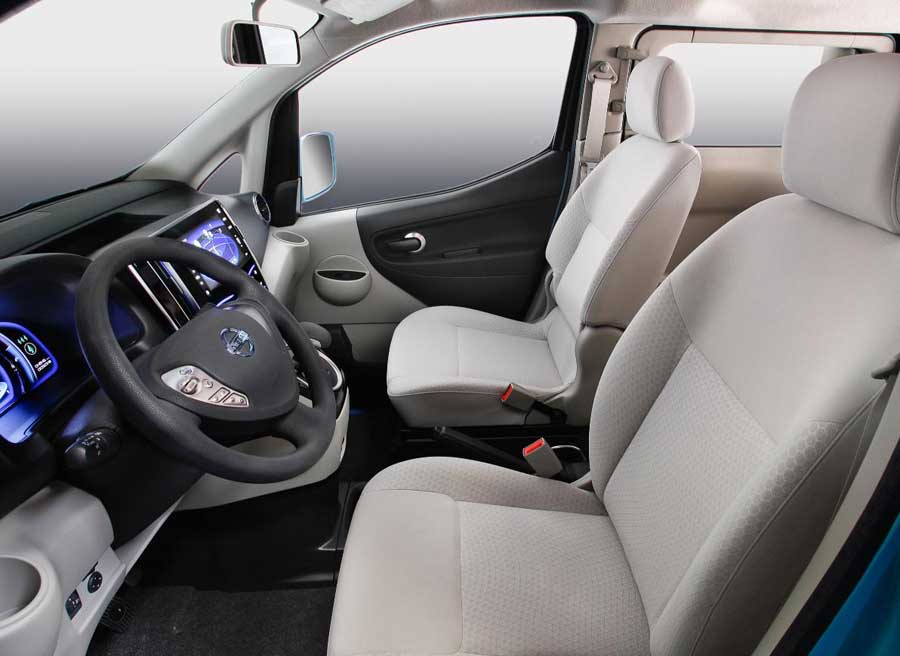 Nissan NV 200 5 900x656 Lejos de las estridencias de otros prototipos, el interior del e-NV200 destaca por su practicidad.