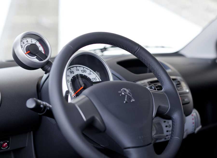 Peugeot 107 6 900x656 En el interior del 107 cambian tanto el volante como la palanca de cambios.