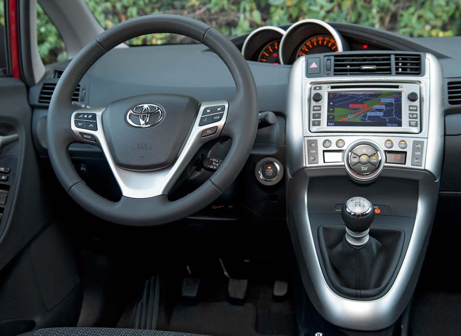 Toyota 5 900x656 El sistema Toyota Touch protagoniza las novedades en el interior del Verso.