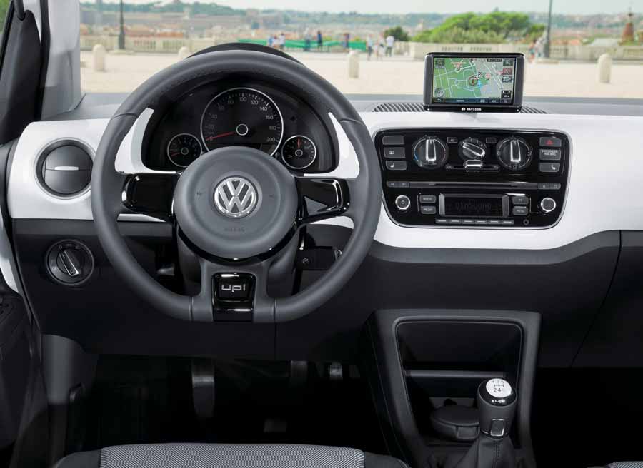 Up 5 900x656 El interior del Volkswagen Up! de 5 puertas no difiere en nada respecto del de 3 puertas.