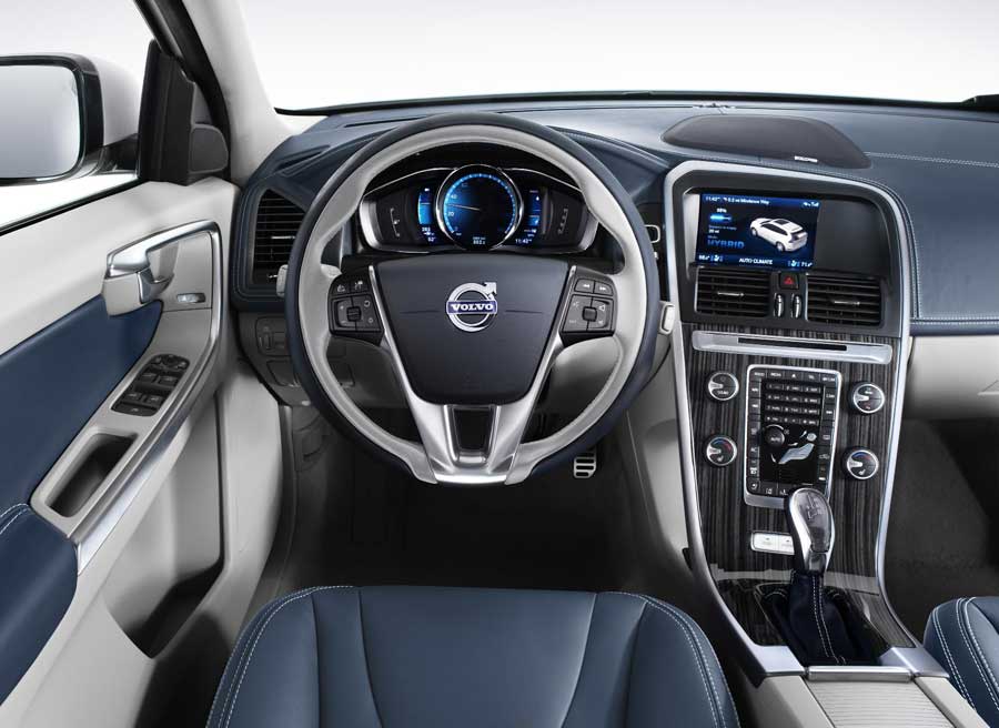 Volvo XC60 4 900x656 Con los cambios obvios de una versión híbrida, la imagen interior de este XC60 es muy similar a la del convencional.