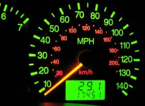 Coches americanos velocímetro Atento al cuadro de mandos: no siempre tendrás, como aquí, la conversión mph-km/h...