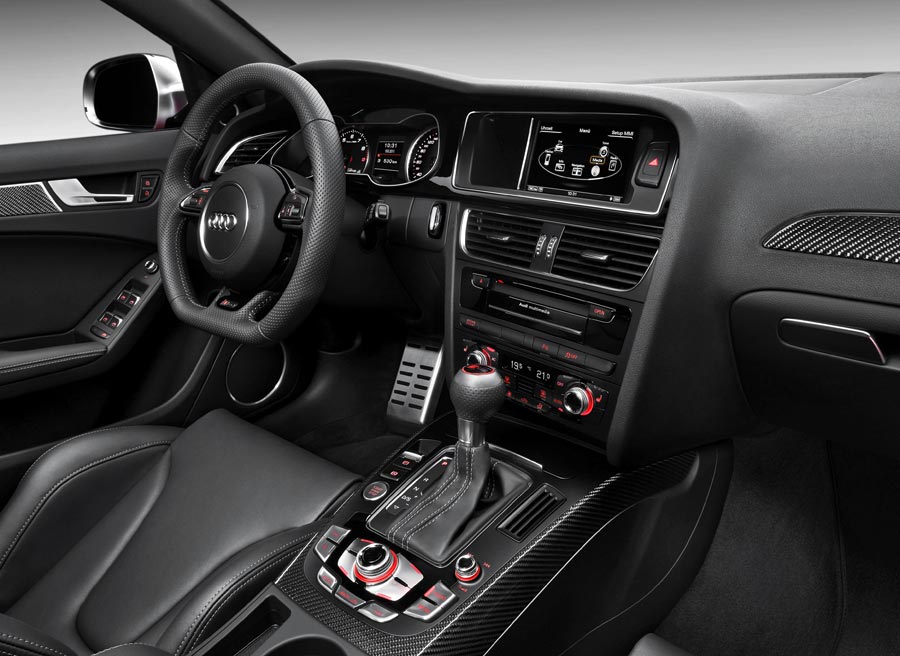 Audi RS4 Avant Detalles en fibra de carbono y unos espectaculares asientos deportivos son la seña de identidad del interior del RS4 Avant.