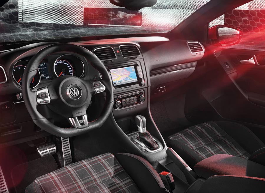 Volkswagen Golf Cabrio GTI El interior del Golf GTI Cabrio es prácticamente idéntico al del GTI convencional.