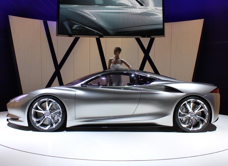 Infiniti Emerg-e Dos motores eléctricos y uno de gasolina dan al Emerg-e una potencia máxima de 402 CV.