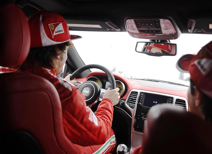 Jeep Grand Cherokee SRT8 El interior del SRT8 también ha sido transformado por completo con elementos del mundo Ferrari.