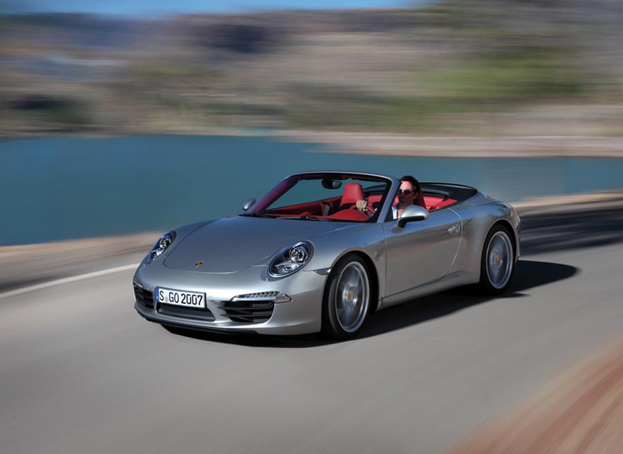 Porsche 911 Cabrio Por primera vez, la silueta del 911 Cabrio con el techo cerrado se corresponde con la del Coupé.