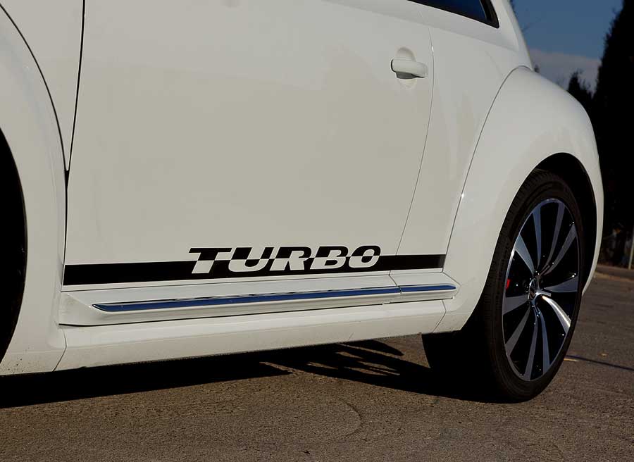 Volkswagen Beetle Turbo La inscripción en vinilo de la palabra Turbo es la seña de identidad del Beetle Turbo. Foto Jordi Villanueva.