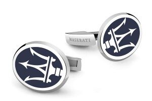 La colección Icon, diseñada por Damiani para Maserati, incluye un llavero, unos gemelos y un collar en colores azul y plata.