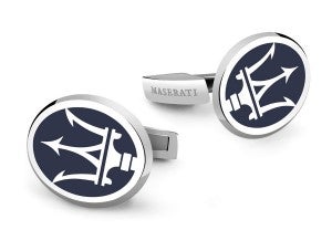 Gemelos de Maserati La colección Icon, diseñada por Damiani para Maserati, incluye un llavero, unos gemelos y un collar en colores azul y plata.