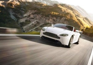 Aston Martin V8 Vantage Roadster Los cambios técnicos y estéticos del nuevo Vantage V8 también se han aplicado a la versión Roadster.