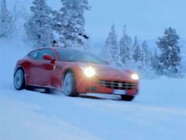 Un Ferrari FF… ¡sobre nieve y con Markku Allen! Un Ferrari FF… ¡sobre nieve y con Markku Allen!