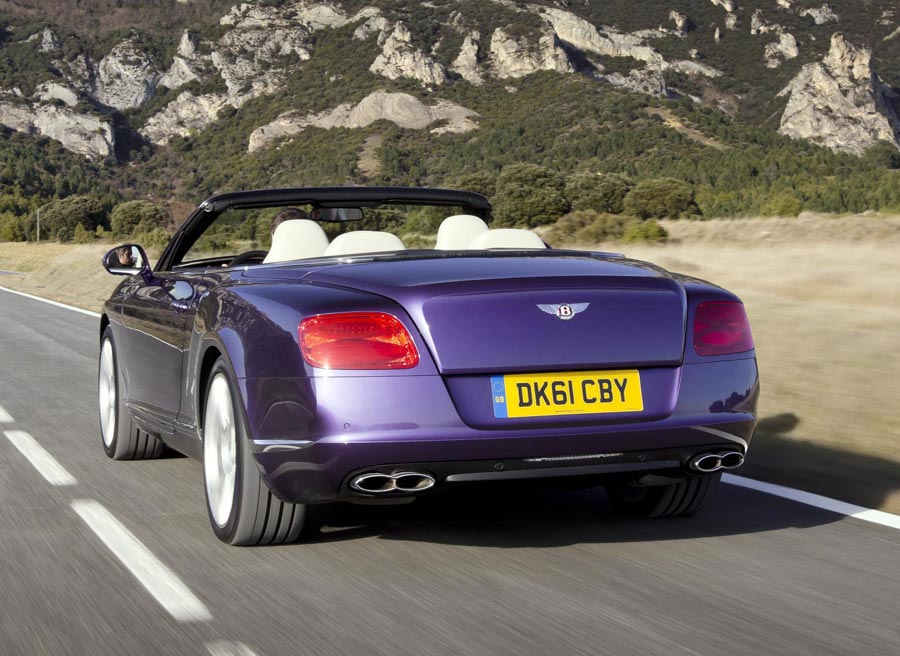 Bentley Continental GTC V8 La trasera del Bentley Continental GTC V8 cuenta con cuatro salidas de tubo de escape.