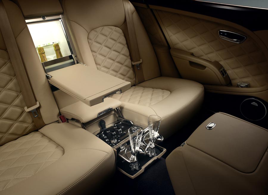 Bentley Mulsanne Mulliner Una de las opciones del Bentley Mulsanne Mulliner es la inclusión de una nevera para las botellas de champagne.