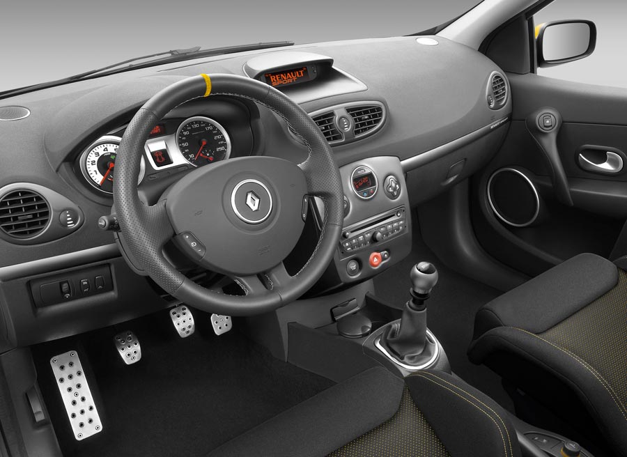 Renault Clio Red Bull RB7 El interior del Renault Clio Red Bull RB7 varía poco respecto del modelo convencional.