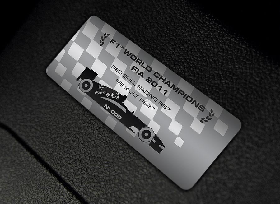Renault Clio Red Bull RB7 El Renault Clio Red Bull RB7 tiene una placa conmemorativa por la victoria en el mundial de F1 de 2011.